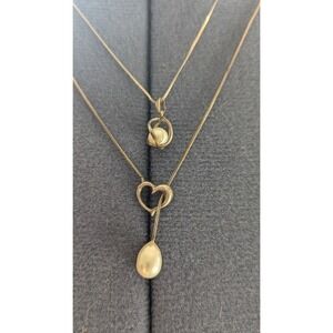 2 Pearl and Stealing necklaces.‎